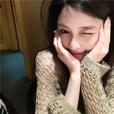 轻拍翻转小魔女海报
